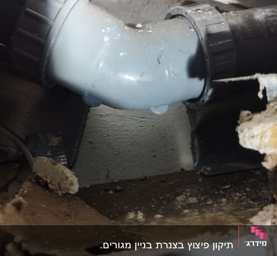 צינור פלסטיק עם חיבורי הברגה ודליפה קלה